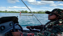 O comandante da PMA orienta ao pescador a obtenção da Cartilha do Pescador que contém todas as informações para a pesca legal (Imagem: Subcom)