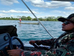 O comandante da PMA orienta ao pescador a obtenção da Cartilha do Pescador que contém todas as informações para a pesca legal (Imagem: Subcom)