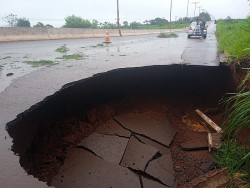 “Cratera” aberta na pista deixa motorista da MS-156 em alerta (Imagem: WhatsApp)