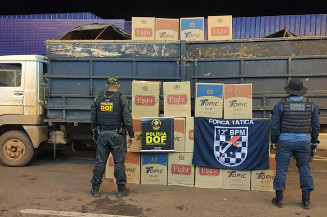 O condutor do caminhão e o cigarro foram encaminhados à Delegacia da Polícia Federal de Naviraí (Imagem: Assessoria/DOF)