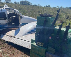 Polícia apreende quase meia tonelada de cocaína e 4 fuzis em avião