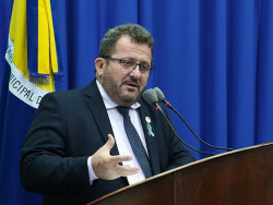 Laudir pede tapa-buraco, recapeamento e quebra-molas em bairros