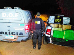 Na carroceria do carro foram localizados 13 fardos de maconha, que após a pesagem totalizaram mais de 303 quilos da droga (Imagem: Assessoria)
