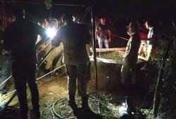 Militares no poço onde as vítimas morreram após a queda. (Imagem: O Pantaneiro)