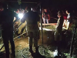 Militares no poço onde as vítimas morreram após a queda. (Imagem: O Pantaneiro)