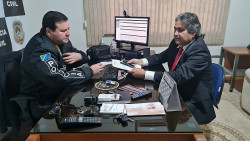 Secretário Marcelino Nunes (à direita) entrega celular a delegado (Imagem: Divulgação)