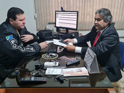 Secretário Marcelino Nunes (à direita) entrega celular a delegado (Imagem: Divulgação)