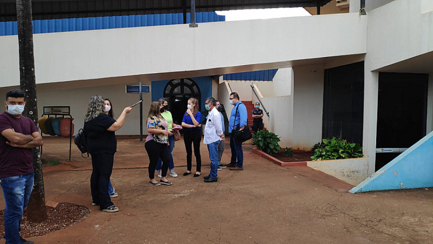 Prefeito e servidores esperando perícia em bloco arrombado (Adilson Domingos/Campo Grande News)