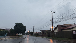 Frente fria chega com chuva em Dourados e temperatura cai durante o dia