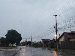 Frente fria chega com chuva em Dourados e temperatura cai durante o dia