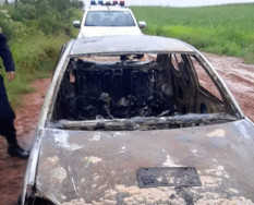 Carro é queimado com duas pessoas dentro na fronteira