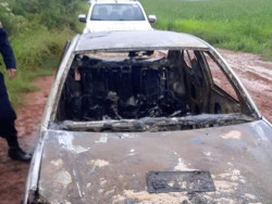 Carro é queimado com duas pessoas dentro na fronteira