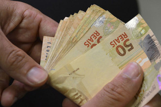 INSS paga a quem recebe mais de um salário mínimo (Imagem: Agência Brasil)