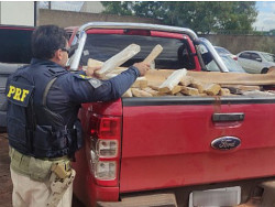 Os PRFs constataram ainda que o veículo usado no transporte da droga possuía placas falsas (Imagem