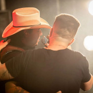 Ônibus da dupla Conrado e Aleksandro sofre acidente em SP