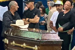 Corpo do cantor douradense Aleksandro é velado em Londrina