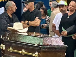 Corpo do cantor douradense Aleksandro é velado em Londrina