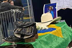 Filho de Dourados, cantor Aleksandro é enterrado em Londrina