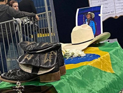Filho de Dourados, cantor Aleksandro é enterrado em Londrina
