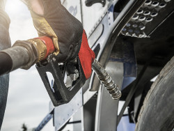 Petrobras autoriza e litro do diesel sobe 40 centavos nesta terça