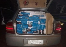 No interior do veículo os policiais localizaram grande quantidade de cigarros e agrotóxicos contrabandeados (Imagem: Assessoria)