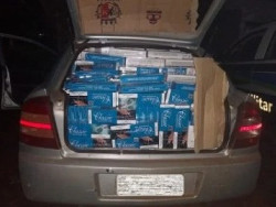 No interior do veículo os policiais localizaram grande quantidade de cigarros e agrotóxicos contrabandeados (Imagem: Assessoria)