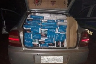 No interior do veículo os policiais localizaram grande quantidade de cigarros e agrotóxicos contrabandeados (Imagem: Assessoria)
