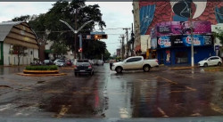 Condutor cruza no sinal vermelho e bate em viatura no centro de Dourados