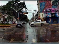 Condutor cruza no sinal vermelho e bate em viatura no centro de Dourados