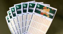 Para os jogos feitos pelo site da Caixa, o valor mínimo para apostar na Mega-Sena é de R$ 30 (Imagem: Agência Brasil)