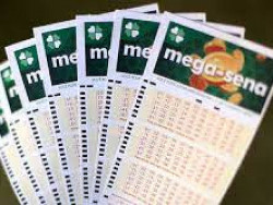 Para os jogos feitos pelo site da Caixa, o valor mínimo para apostar na Mega-Sena é de R$ 30 (Imagem: Agência Brasil)