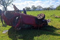 Três jovens morreram na hora deposi de veículo capotar na MS-156 (Imagem: A Gazeta News)