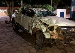 Veículo ficou destruído depois de capotamento (Imagem: Alvorada Informa)