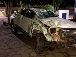 Veículo ficou destruído depois de capotamento (Imagem: Alvorada Informa)