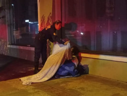 Pessoas em situação de rua são atendidas pela Guarda Municipal (Imagem: Assecom)