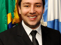 Deputado atira em estande de tiros ao defender um projeto de sua autoria (Imagem: Assembleia Legislativa)
