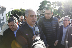 Azambuja acompanhao de Alan Guedes durante entrevista coletiva (Imagem: Dourados Informa)