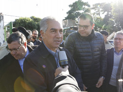 Azambuja acompanhao de Alan Guedes durante entrevista coletiva (Imagem: Dourados Informa)