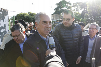 Azambuja acompanhao de Alan Guedes durante entrevista coletiva (Imagem: Dourados Informa)