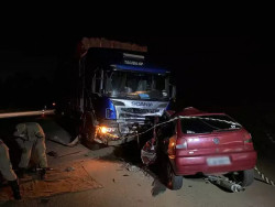 Veículos ficaram com a frente destruída (Foto: Jornal da Nova)