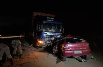 Veículos ficaram com a frente destruída (Foto: Jornal da Nova)