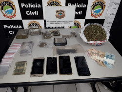 Polícia faz buscas em casa e prende morador por tráfico na Vila Arapongas