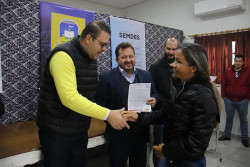 Prefeitura entrega escritura para moradores de 21 bairros de Dourados