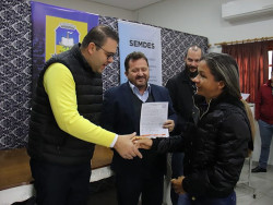 Prefeitura entrega escritura para moradores de 21 bairros de Dourados