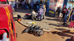 Equipe do Samu e Corpo de Bombeiros tentando reanimar vitima fatal de acidente (Imagem Adildon Domingos)