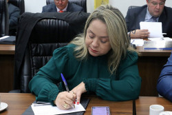 ‘Artuzi de Saia’, Imaculada dá piti e esculacha MP em sessão da Câmara