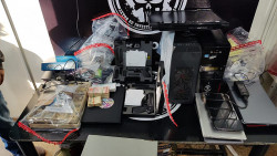 Jóias, dinheiro, computadores, pistolas, celulares e notebooks apreendidos (Imagem: Adilson Domingos)