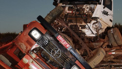 Dois caminhões batem em estrada vicinal e motorista de 63 anos morre