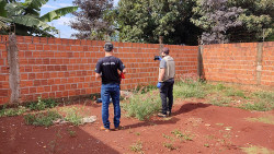 Homem sai correndo na rua, tenta pular muro e cai morto; polícia investiga