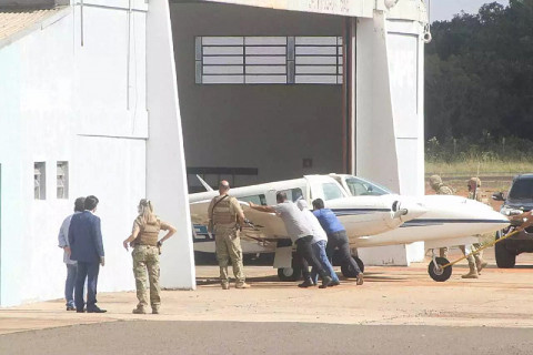 Avião de Fadh Jamil é empurrado em hangar na capital (Henrique Kawaminami/Campo Grande News)